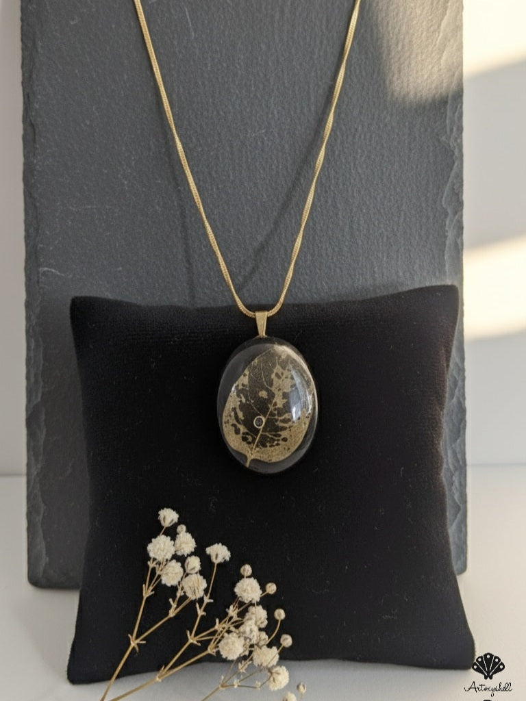 Black Leaf Elegance Pendant